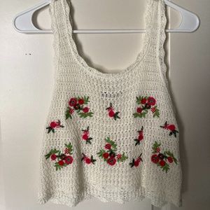 Cropped crocheted top with flower detail
